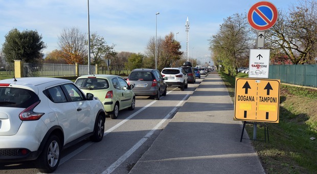 La lunga coda di auto al Covid point in dogana a Treviso per effettuare il tmpone