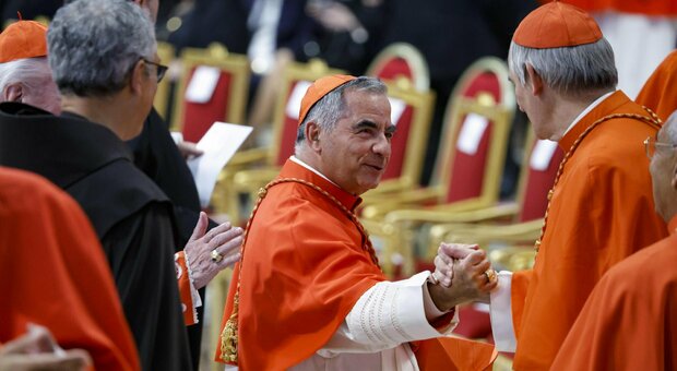 Vaticano, Becciu indagato per associazione a delinquere. E spunta la registrazione di una telefonata al Papa dopo il ricovero