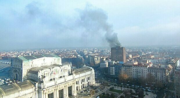 Milano, incendio in un ex Covid hotel: l'effetto "camino" dalla tromba dell'ascensore