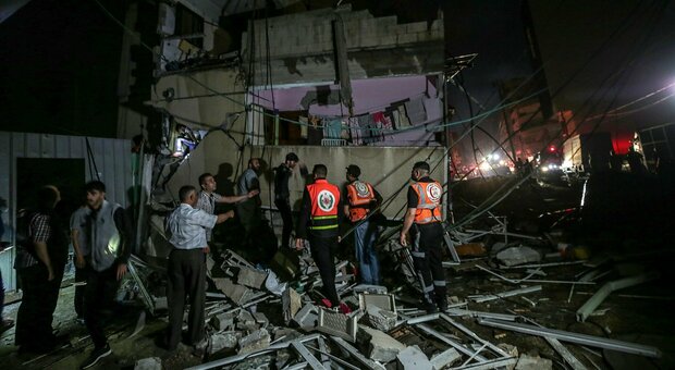 Gaza, l'esercito israeliano: «Colpita la casa del capo di Hamas Sinwar»: il video su Twitter