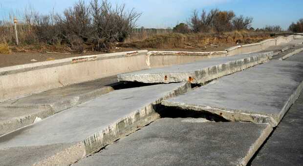Potente mareggiata sulla spiaggia del Mort a Eraclea: i gradoni di cemento collassano