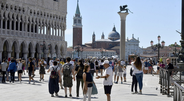 Guida turistica di Venezia minacciata dagli abusivi: «So dove abiti e conosco anche tuo figlio»