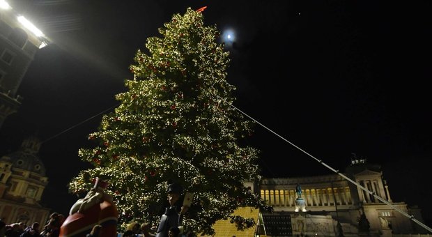 Albero Di Natale Roma.Roma Raggi Accende Spelacchio E Parla Con L Albero Di Natale Folla A Piazza Venezia