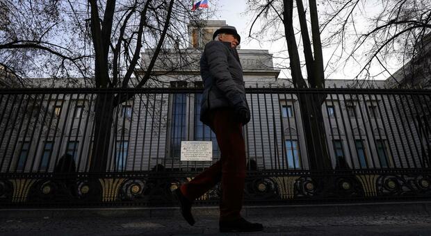 Giallo a Berlino: diplomatico russo precipita dall'ambasciata e muore. Per l'intelligence, una spia