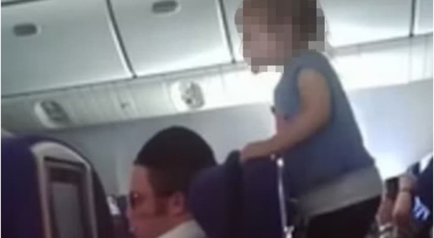 Bimba scatenata in aereo, ma i genitori non le dicono nulla. I passeggeri: «Una selvaggia»