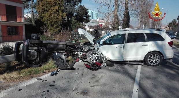 Scontro sulla Castellana, conducenti feriti e bloccati nelle auto distrutte