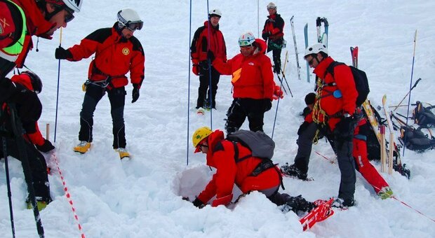 Scialpinista travolto da una valanga in val Senales: il corpo ritrovato sotto la neve stanotte