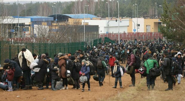 Migranti, la Polonia costruirà un muro al confine con la Bielorussia