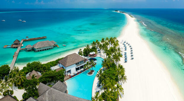 Maldive, un resort cerca un libraio scaldo
