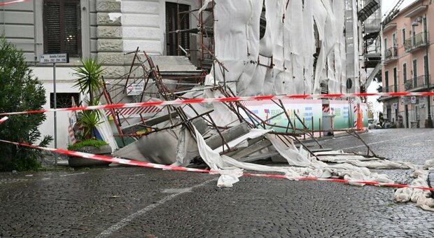 Maltempo Napoli, impalcatura crolla sulla strada per il forte vento. Un albero colpisce auto in sosta