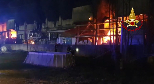 Incendio in un capannone-discarica, allarme per i rifiuti tossici