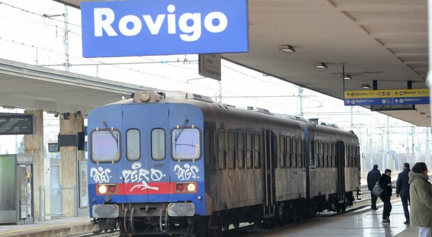 La stazione ferroviaria di Rovigo con uno dei vecchi treni utilizzati dai pendolari