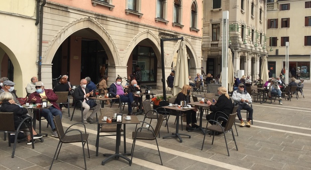 Alcuni tavolini dei bar di piazza Ferretto a Mestre
