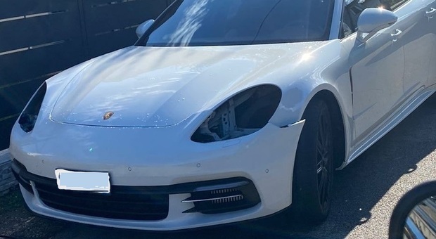 La Porsche spogliata dei suoi "occhi"