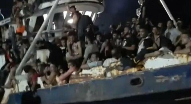 Migranti, maxi sbarco a Lampedusa: arrivati in 686. Ora i trafficanti puntano anche alla costa jonica
