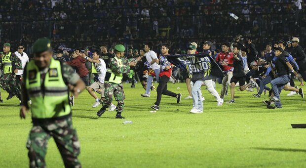 Indonesia, scontri e calca al termine di una partita di calcio: almeno 187 morti