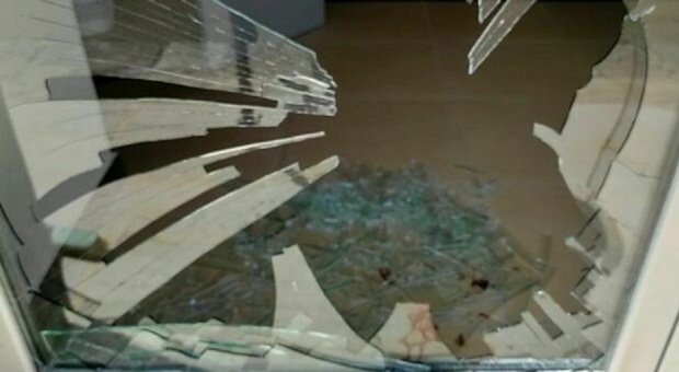 Lecce: prima le minacce, poi spacca la vetrina di un negozio e si ferisce: albanese muore dissanguato