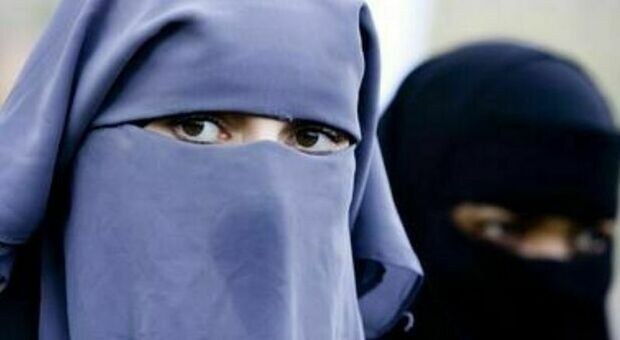 Ostia, 15enne costretta a mettere il burqa e minacciata di matrimonio: genitori verso il processo. La denuncia in un tema a scuola