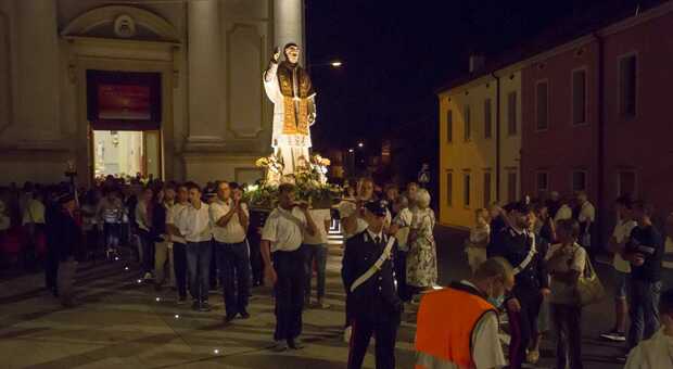 La processione di San Pio X con il vescovo Michele Tomasi che ha benedetto la stazione dei Carabinieri