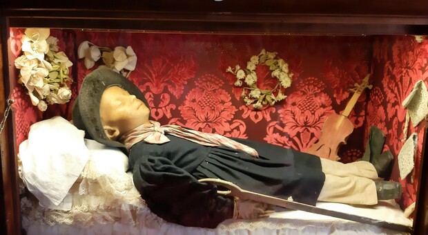 Il corpo imbalsamato del piccolo marchese morto misteriosamente nell'Ottocento nel Castello di Fumone