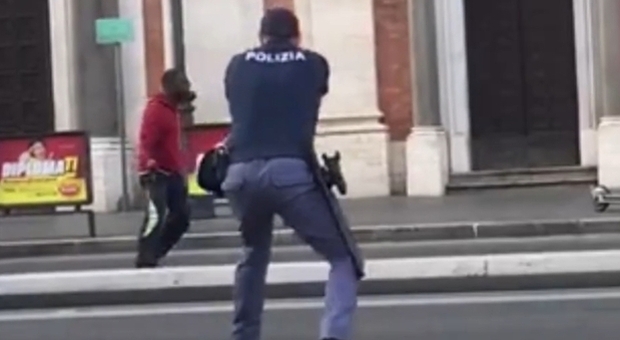 Roma, agenti accerchiano ghanese con coltello a Termini: spari e paura in strada