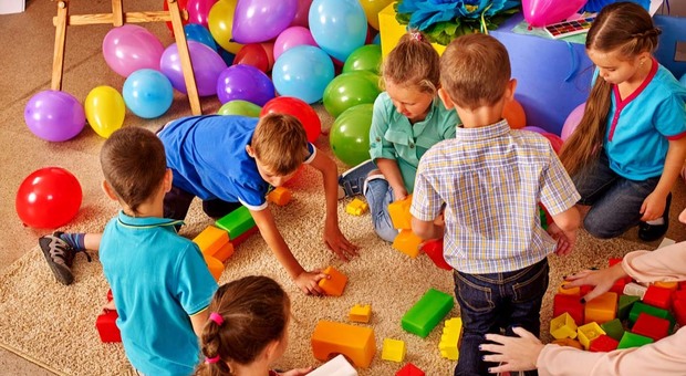 Bambini impegnati nei giochi in una scuola materna