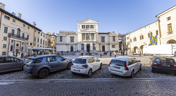 Le auto parcheggiate in piazza Cima a Conegliano
