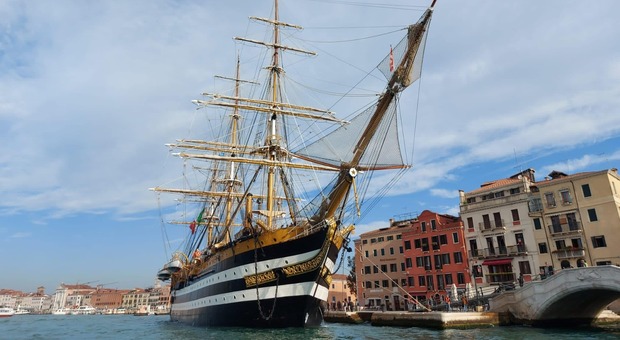 Venezia, l'Amerigo Vespucci è arrivata in Laguna. Il saluto del sindaco Brugnaro: «Bentornata»
