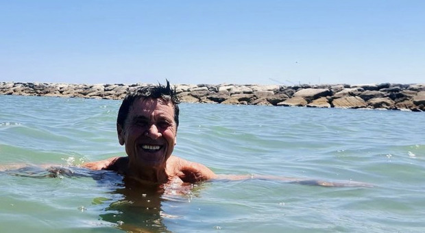 Dal suo account Instagram, Morandi aggiorna i fan sulle vacanze che si sta godendo in pieno relax