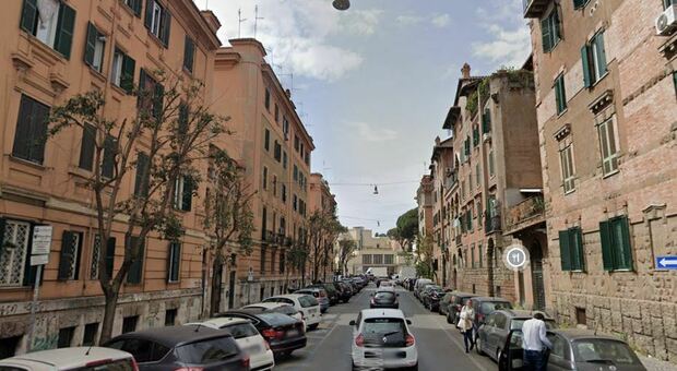 Roma, fuma sigaretta a letto, appartamento va a fuoco a San Pietro: palazzo evacuato
