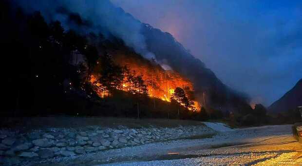 Il bosco di Resia in fiamme