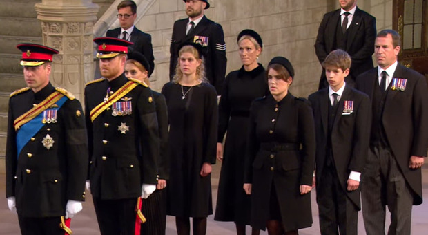 Regina Elisabetta, funerali lunedì: svelato il percorso del feretro. William e Harry questa sera alla veglia dei nipoti