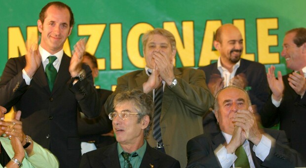 Bossi in una foto del 2005 con Luca Zaia e i leghisti veneti