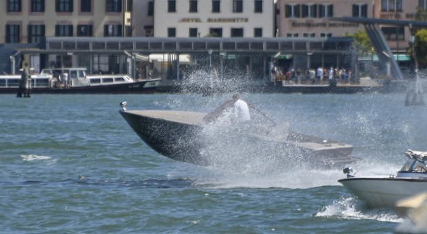 Venezia, velox e telelaser in acqua: multe in arrivo per le barche che superano i limiti di velocità in Laguna