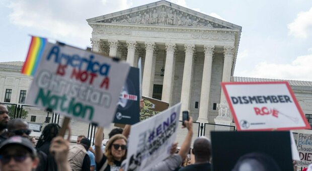 Aborto, cosa dice la legge in Italia? La sentenza Usa può cambiare scenari? «Un passo indietro di 50 anni»