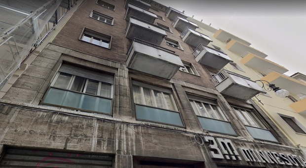 Trieste. Uomo precipita dal tetto di un palazzo del centro città: morto sul colpo