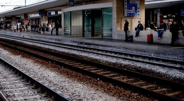 Donna travolta e uccisa da un Frecciarossa in stazione a Mestrino: treni "dirottati" su un solo binario
