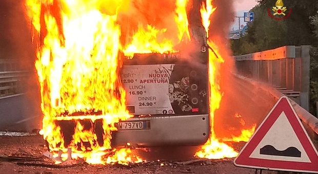 Autobus della Mom prende fuoco sulla tangenziale: circolazione in tilt