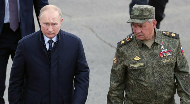 I nemici, i generali, il veleno. Putin solo con le sue paranoie: «Sembra Hitler nel bunker»