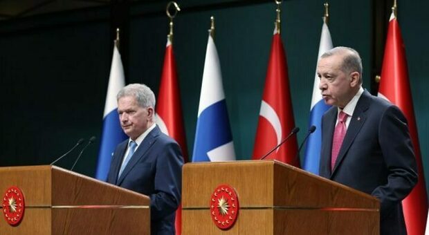 Finlandia più vicina alla Nato, arriva il sì di per l'iter Erdogan. Il presidente turco: «Per la Svezia la situazione è diversa»