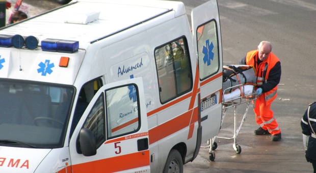Malore in Mercedes, si schianta contro il muro della caserma: morto, la moglie in ospedale
