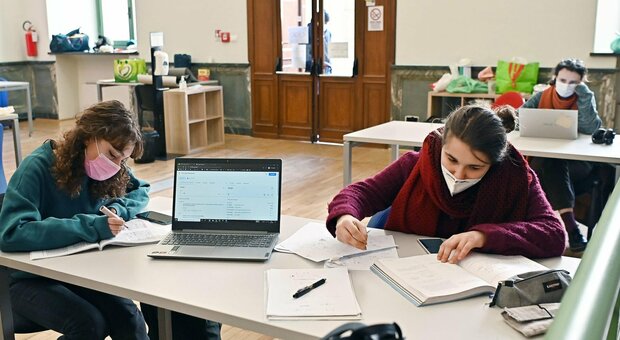 Scuola Roma, effetto lezioni online: voti bassi a uno studente su 3. Alle superiori con la media del 4