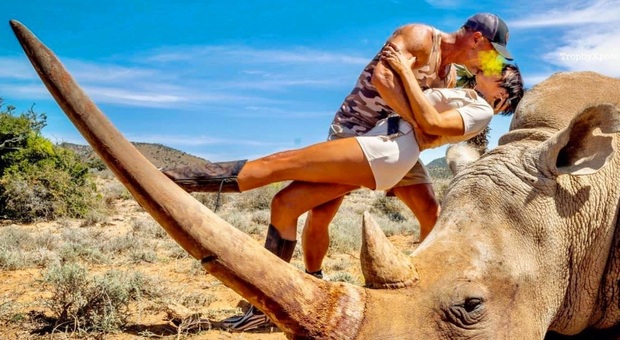 Il cacciatore in posa con la moglie dopo aver sparato al grosso rinoceronte (immag diffusa da TrophyXpose su Twitter)