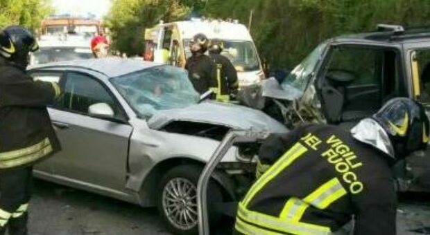 Incidente sulla Casilina, auto si ribalta: una donna resta ferita