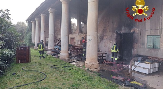 Incendio nella barchessa di villa Trissino del Palladio: è tra i patrimoni dell'umanità Unesco