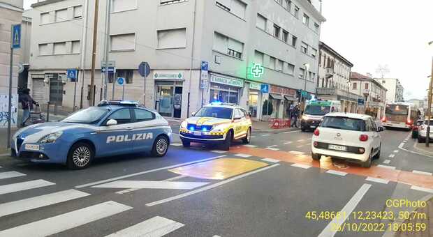 ACCOLTELLAMENTO L intervento della Polizia e del Suem ieri pomeriggio davanti alla farmacia di via Piave