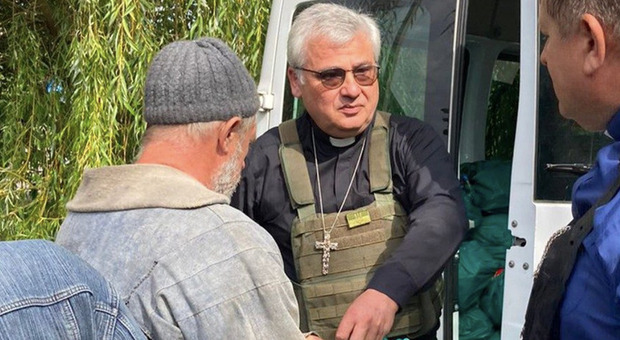 Ucraina, spari su convoglio umanitario con l'inviato del Papa a Zaporizhia. Don Corrado: «Non sapevo dove fuggire»