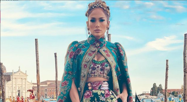 Jennifer Lopez, regina di Venezia per Dolce&Gabbana: le modelle arrivano in gondola