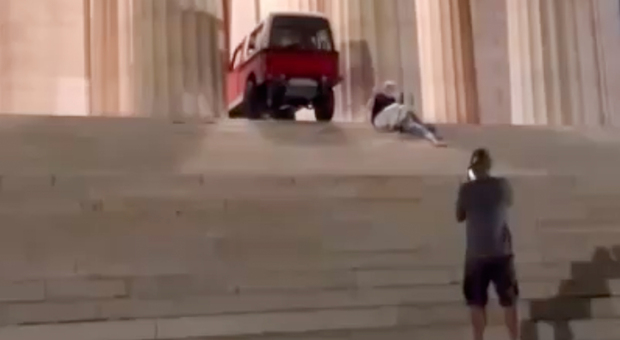 Un frame del video della Jeep sulle scalinate del tempio del Canova