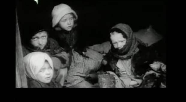 I russi distruggono le macchine agricole e in Ucraina torna la paura dell'Holodomor, la grande carestia punitiva